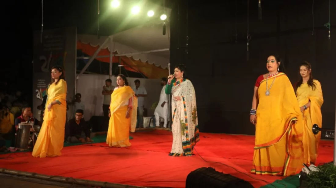 মুক্তমঞ্চে সস্ত্রীক যাত্রা দেখলেন উপদেষ্টা আসিফ নজরুল