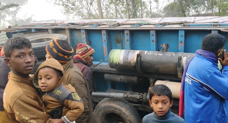 ট্রাক উল্টে বাড়িতে, ঘুমন্ত দাদি নিহত, আহত নাতি