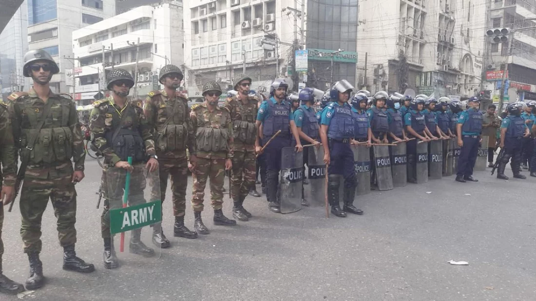 বায়তুল মোকাররম এলাকায় সতর্ক অবস্থানে যৌথ বাহিনী