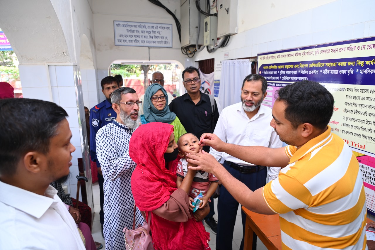 জাতীয় ভিটামিন ‘এ’ প্লাস ক্যাম্পেইন কার্যক্রম পরিদর্শন করলেন রাসিক প্রশাসক