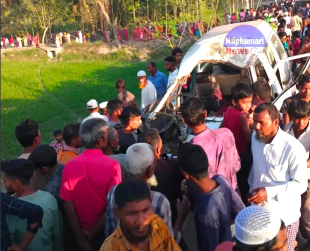 লাশবাহী মাইক্রোবাস দুর্ঘটনায় নিহতের স্বজনসহ ৪ জন গুরুতর আহত