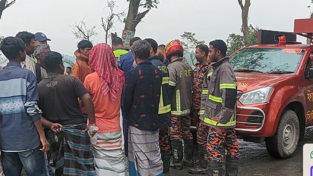 নাটোরে বাস-ট্রাক সংঘর্ষে সেনাসদস্য নিহত