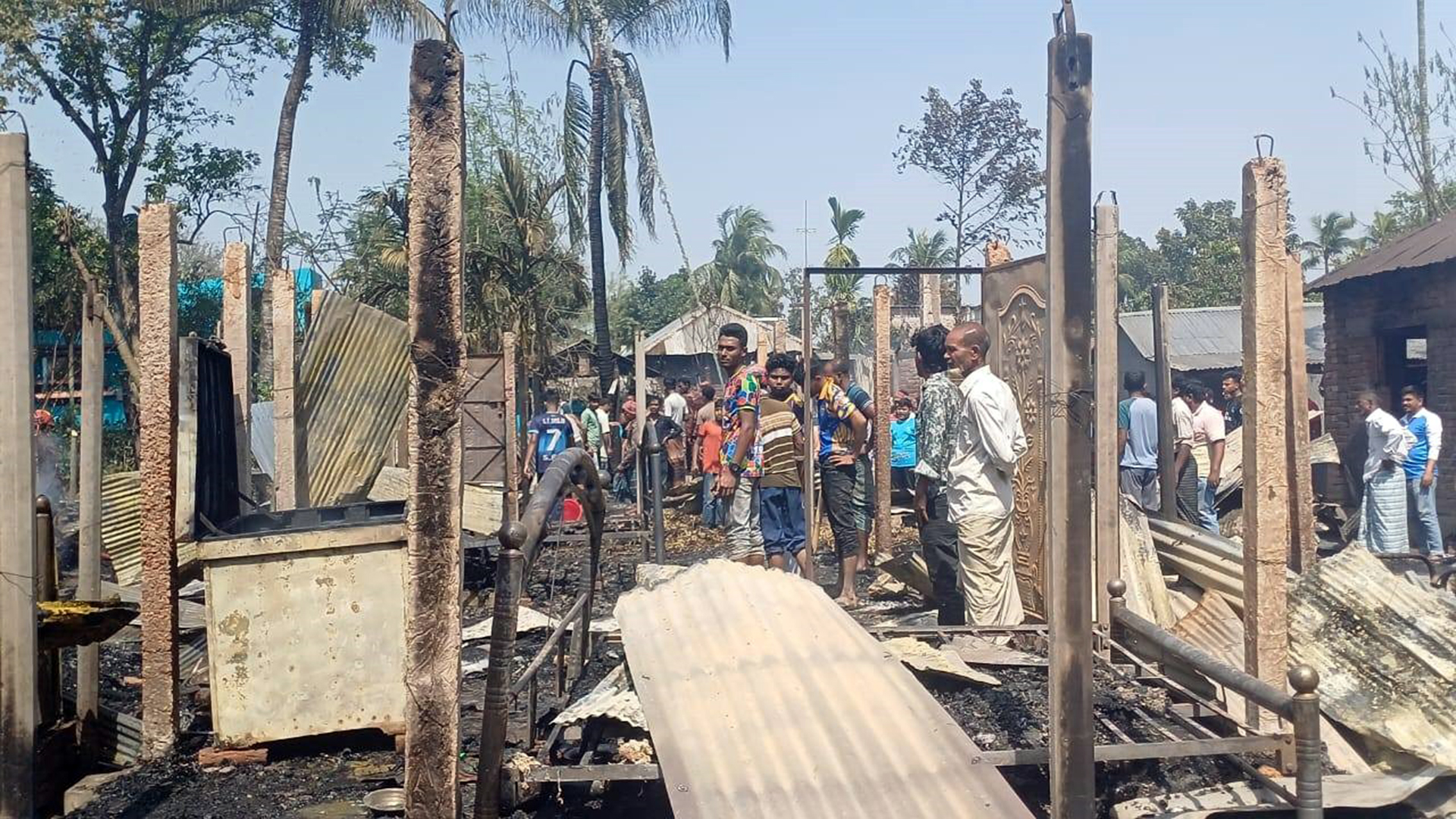 ঈশ্বরদীতে অগ্নিকাণ্ডে ৪ বসতঘর পুড়ে ছাই, নারী নিহত