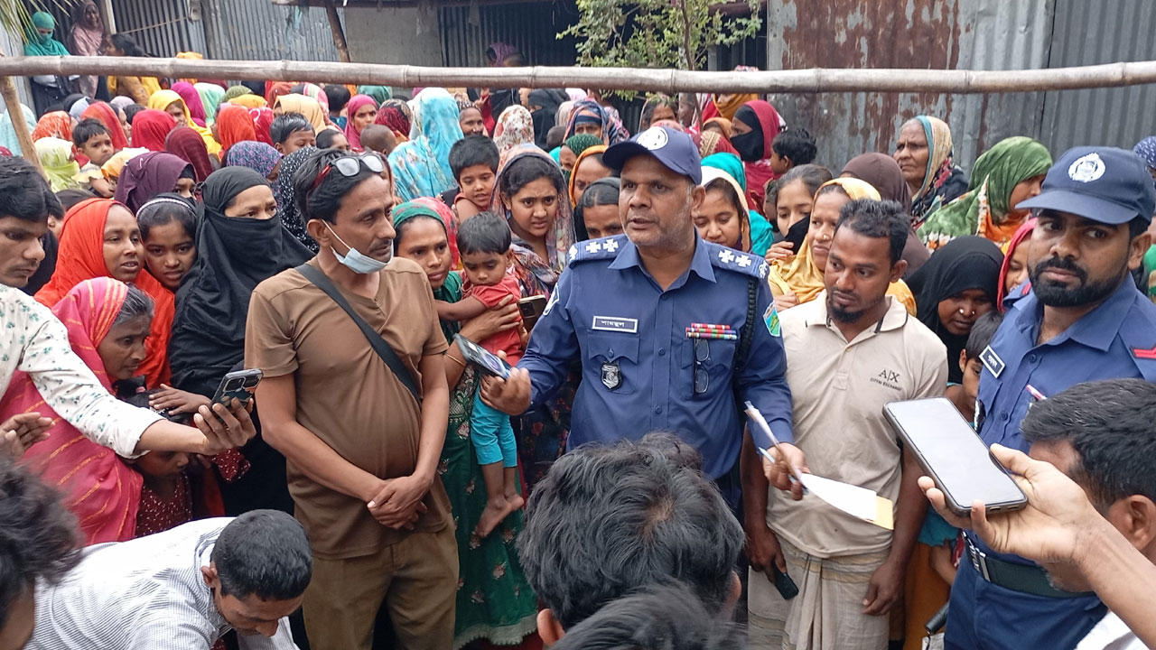 পাবনায় বাবাকে কুড়াল দিয়ে কুপিয়ে হত্যা: ছেলে পলাতক