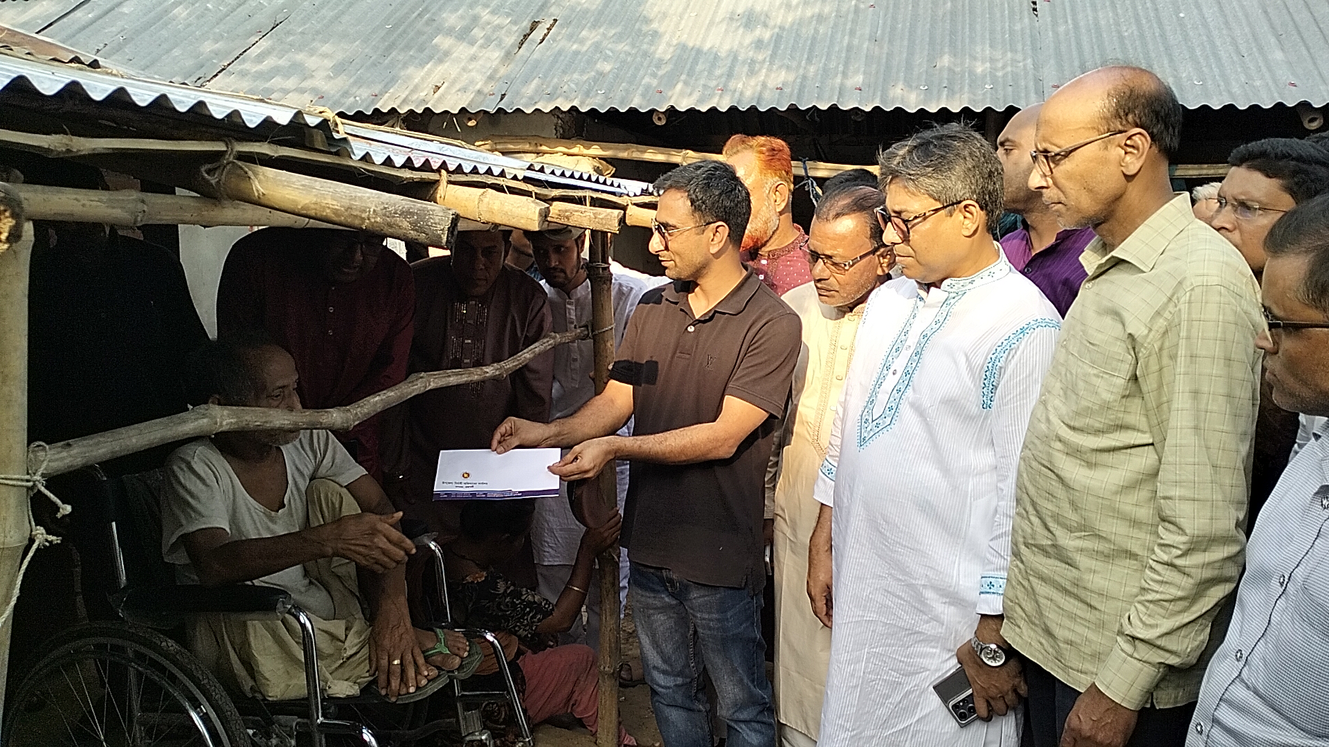 বাগমারার সেই প্রতিবন্ধী পরিবারকে জেলা প্রশাসকের নির্দেশনায় ইউএনও’র আর্থিক সহায়তা