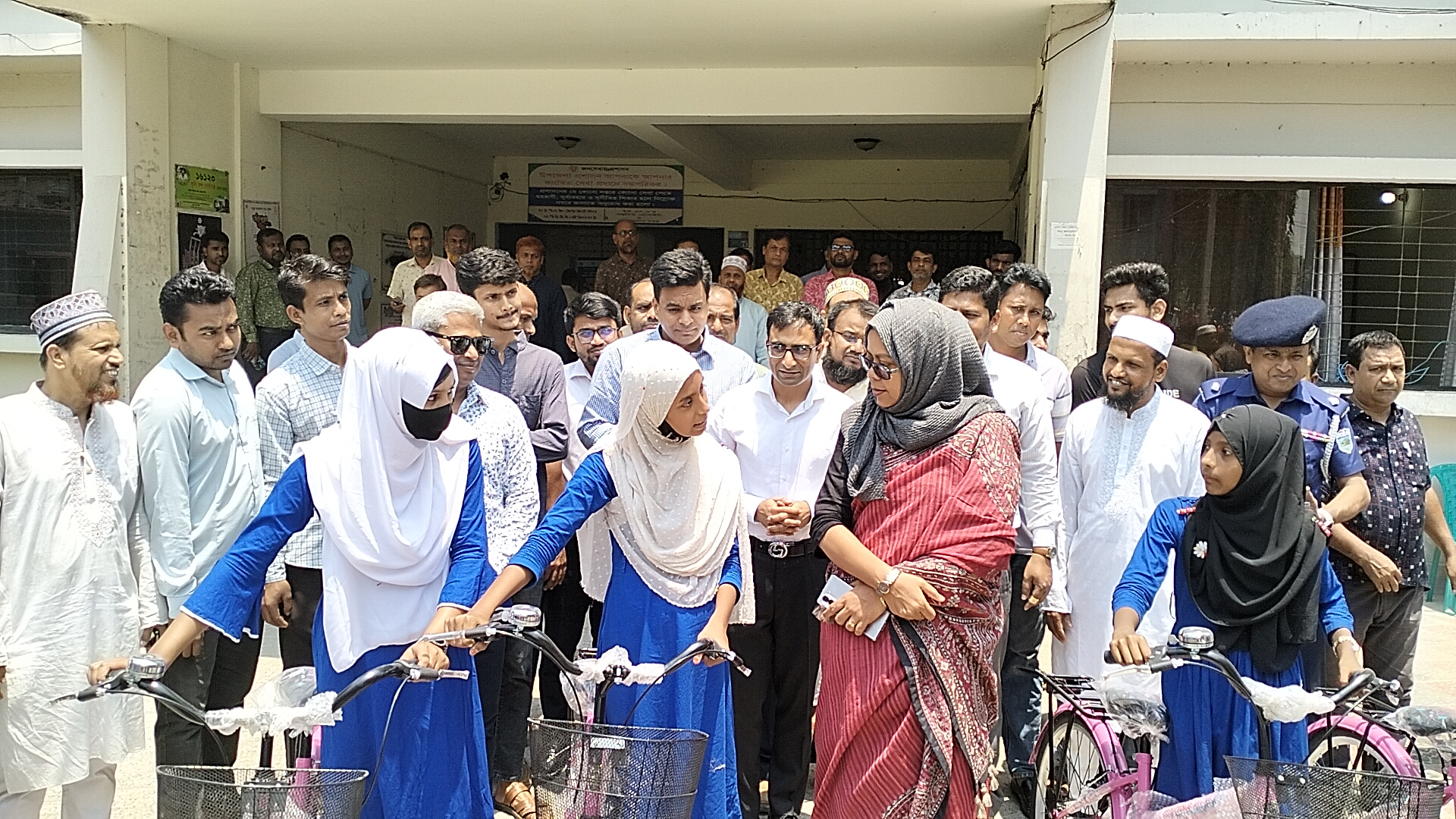 বাগমারায় ডিসির বাইসাইকেল উপহার পেলো ৪০ দরিদ্র মেধাবী ছাত্রী