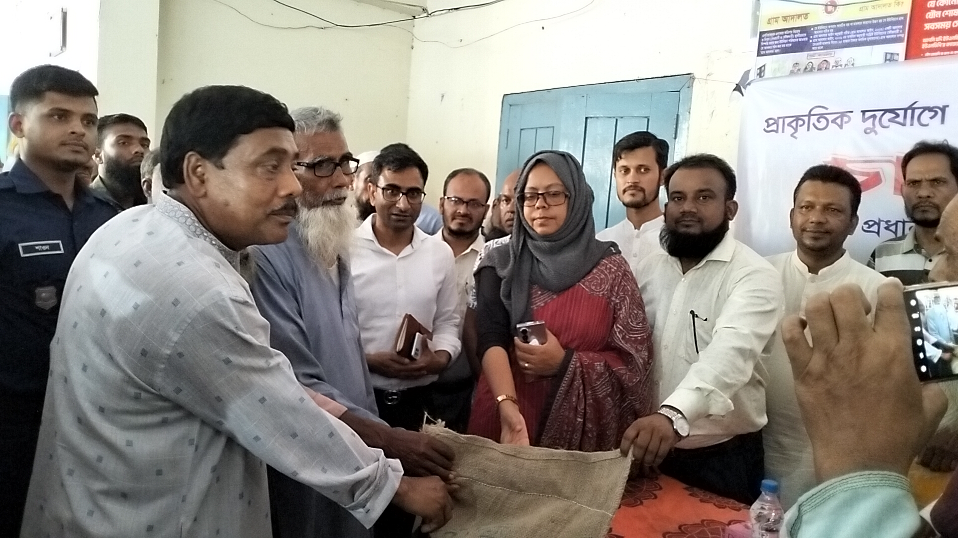 বাগমারায় শিলাবৃষ্টিতে ক্ষতিগ্রস্তদের সহায়তা প্রদান করলেন জেলা প্রশাসক