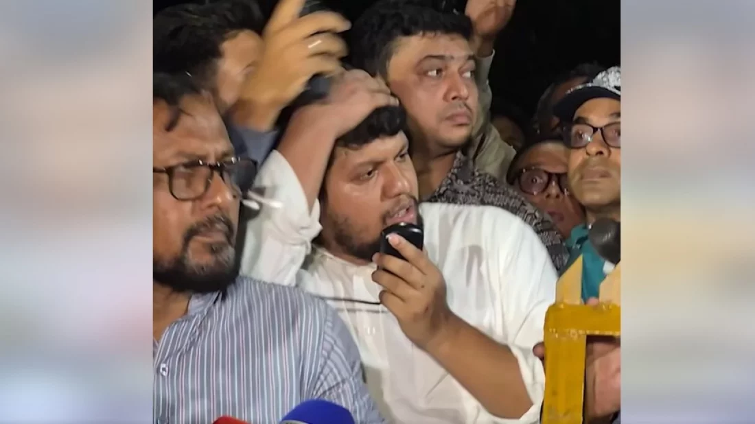 উপদেষ্টা মাহফুজের মাথায় জবি শিক্ষার্থীদের বোতল নিক্ষেপ