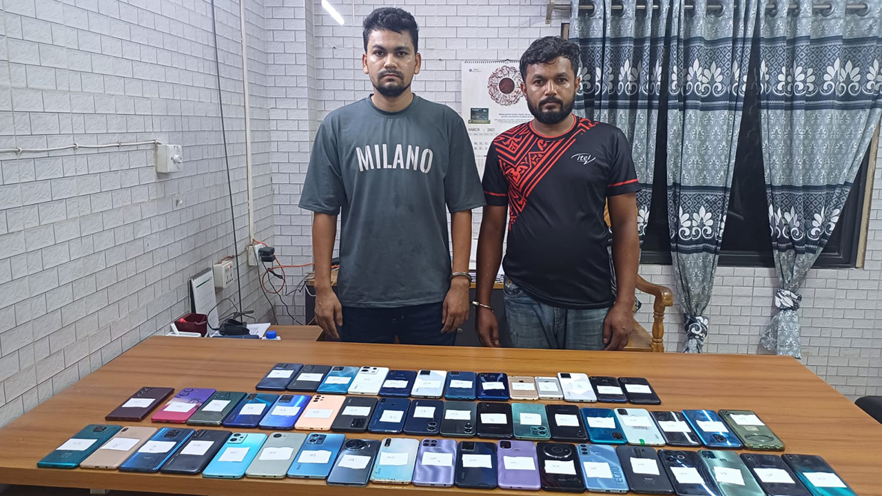 কদমতলীতে অর্ধশত চোরাই মোবাইল উদ্ধার, গ্রেপ্তার-২