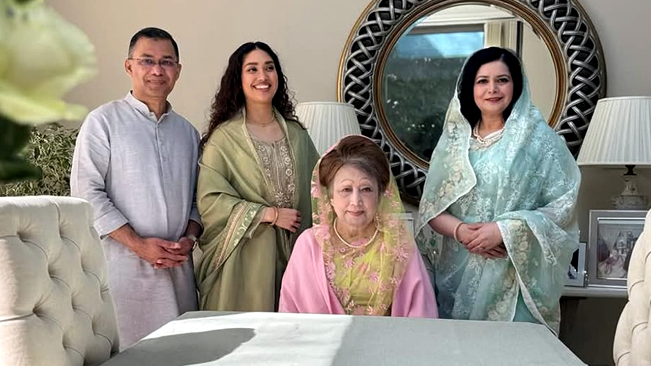 মঙ্গলবার সকাল সাড়ে ১০টায় ঢাকায় পৌঁছাবেন খালেদা জিয়া