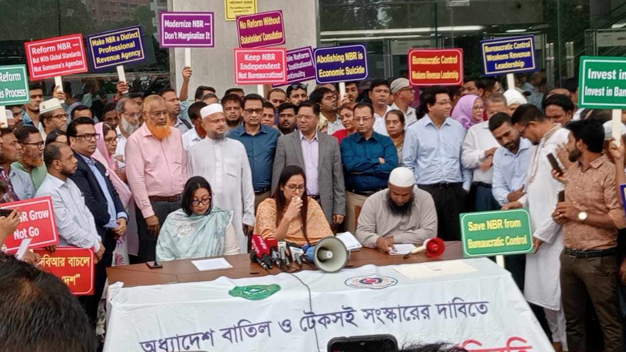 জীবন রক্ষাকারী পণ্য ব্যতীত আমদানি-রপ্তানি বন্ধ ঘোষণা, কর্মবিরতি অব্যাহত
