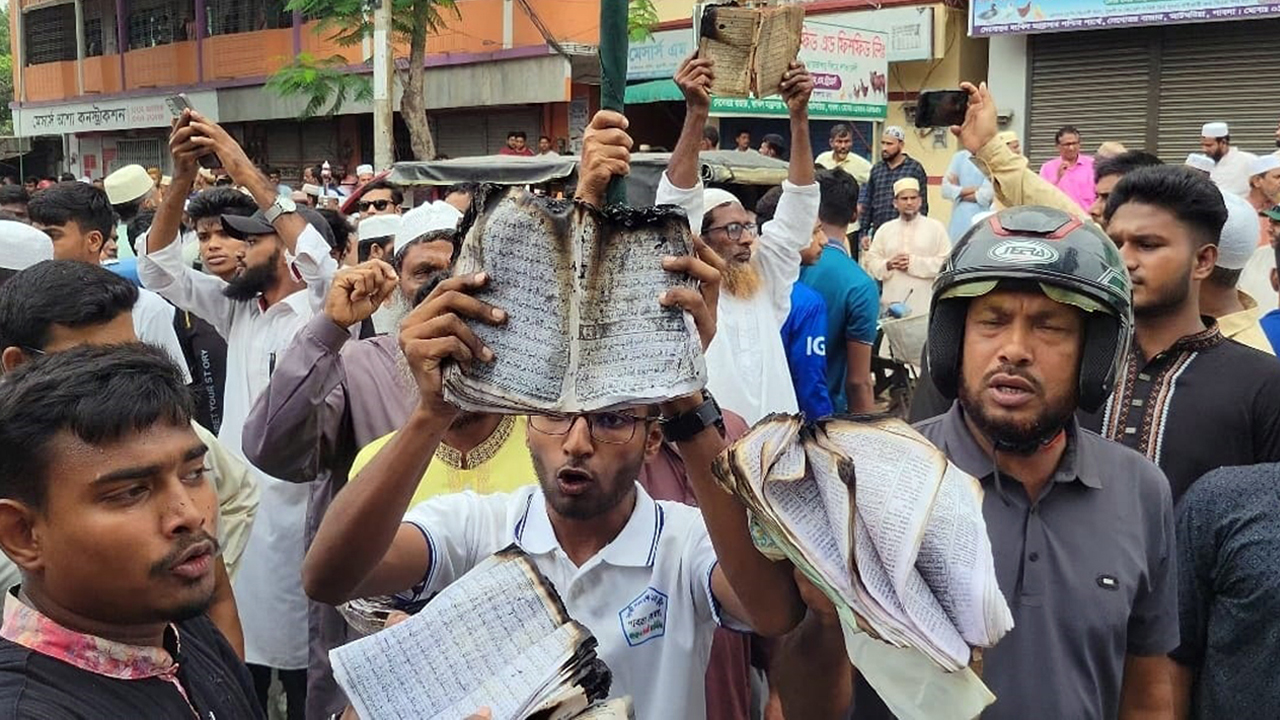 পাবনায় জামায়াতের কার্যালয়ে আগুন, পোড়া কোরআন নিয়ে বিক্ষোভ