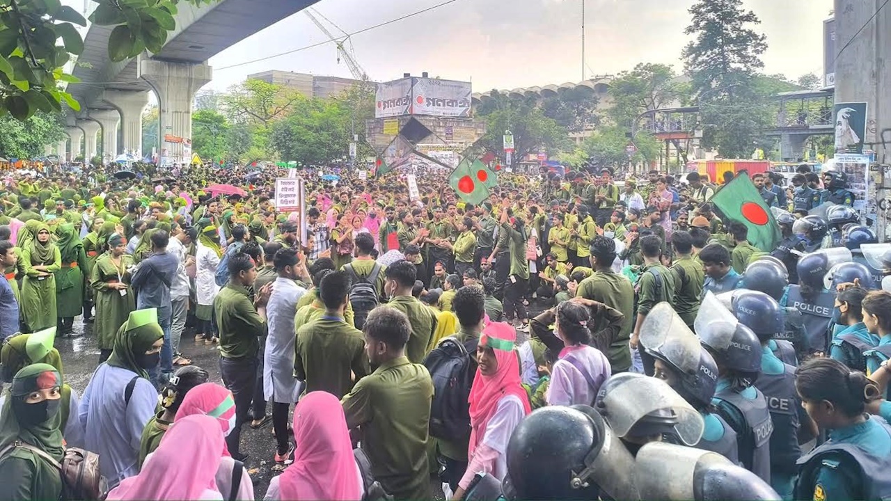 নার্সিং ডিপ্লোমাকে ডিগ্রির সমমান করার দাবি এক দফা দাবিতে শাহবাগ অবরোধ, দুর্ভোগে সাধারণ মানুষ