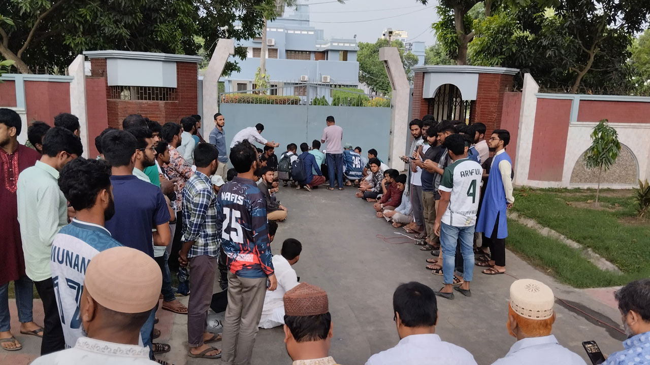 রুয়া নির্বাচন স্থগিতের প্রতিবাদে রাবি উপাচার্যের বাসভবন ঘেরাও