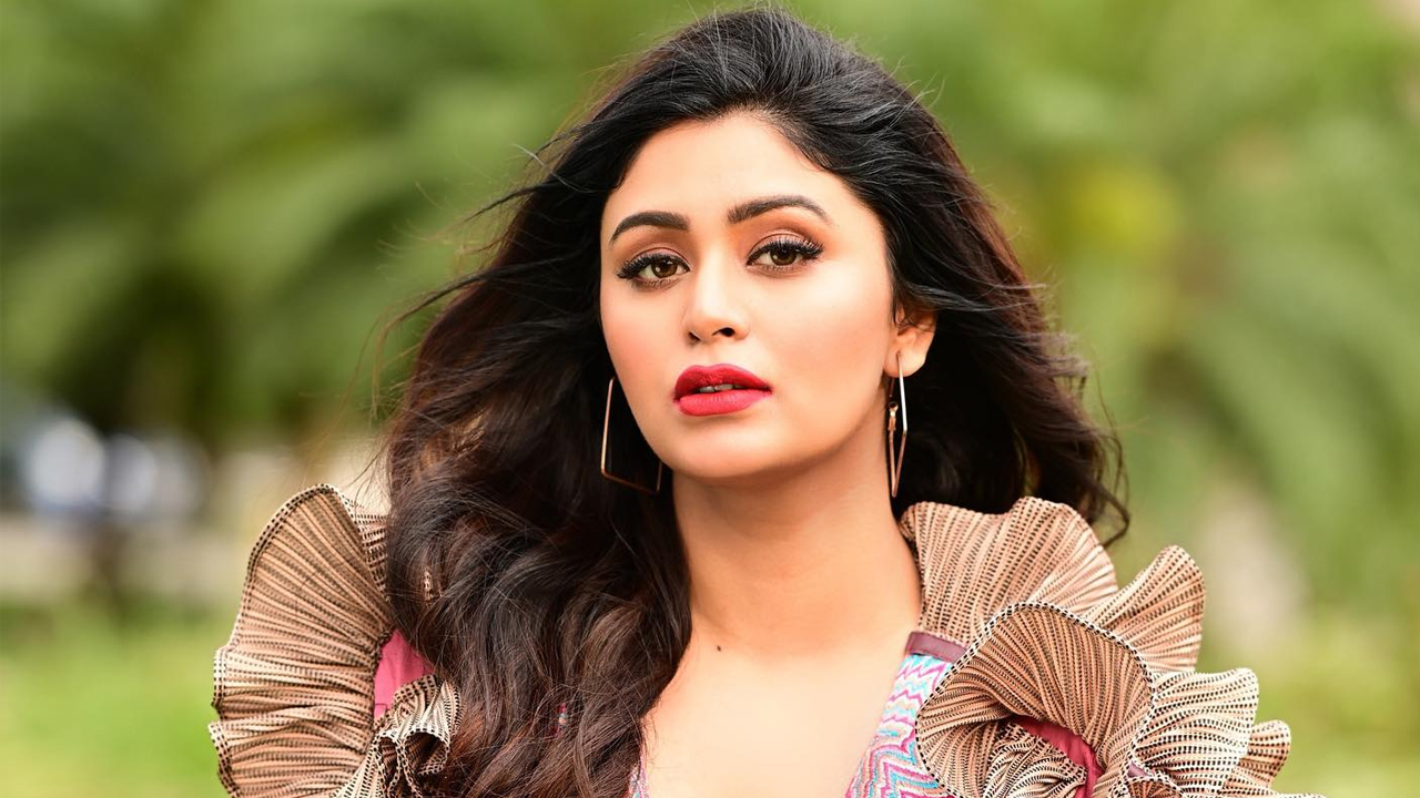 শ্বশুরবাড়িতে গিয়ে প্রতিবেশীকে দেখে চমকে গেলেন ঋতাভরী!