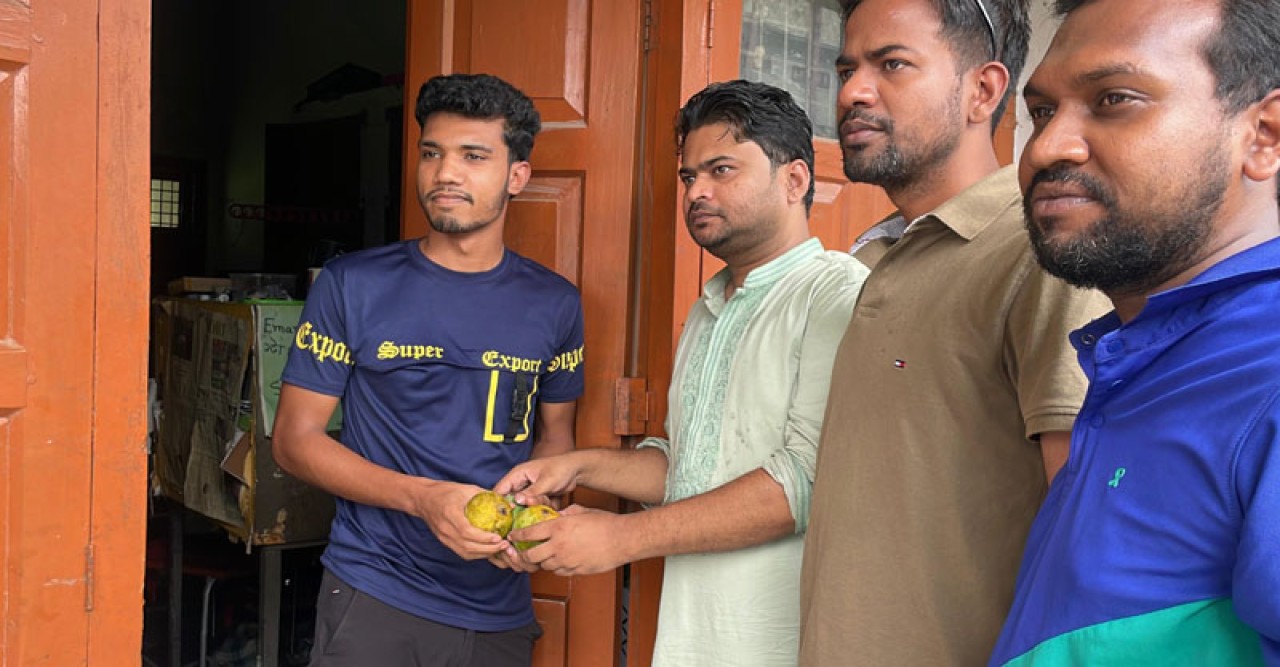 শিক্ষার্থীদের ঈদের শুভেচ্ছা জানিয়ে আম বিতরণ করে ছাত্রদল রাবি শাখা