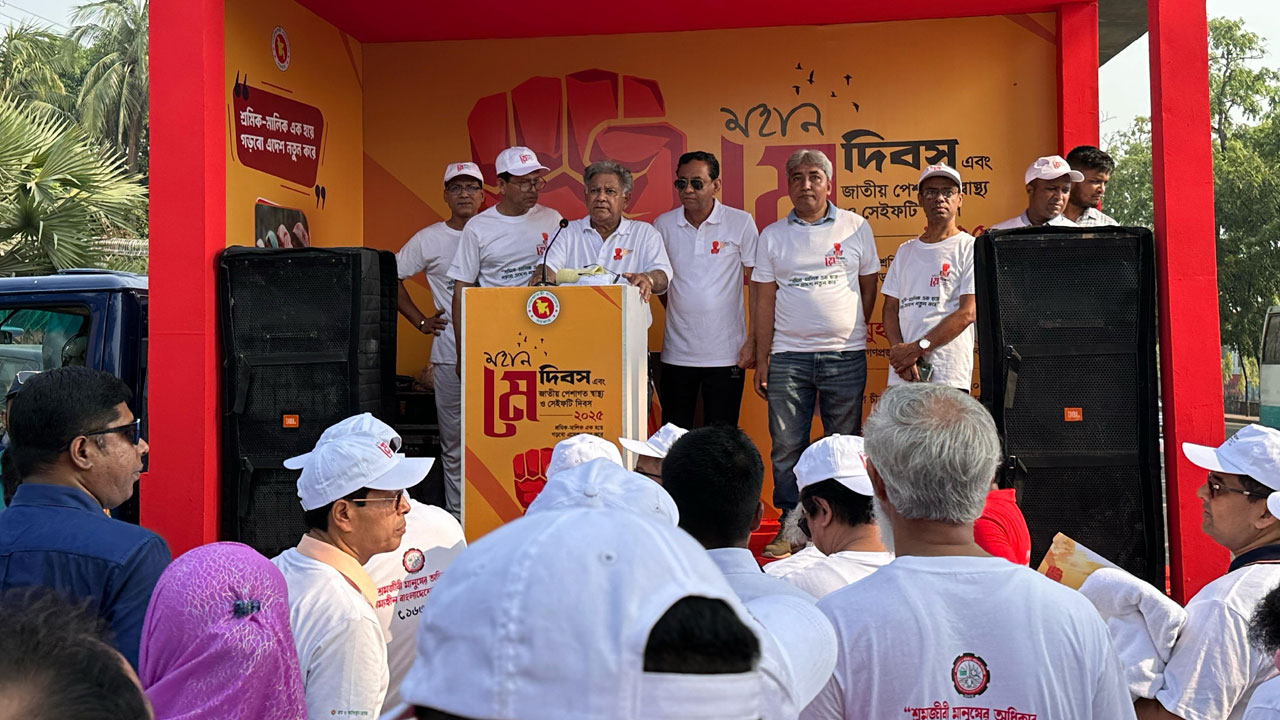 সরকার শ্রমিকদের অধিকার নিশ্চিতে কাজ করে চলেছে : শ্রম উপদেষ্টা