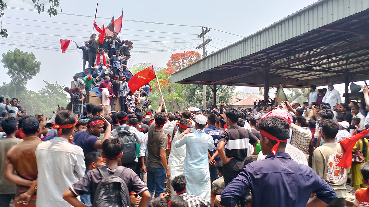 চারঘাট নন্দনগাছীতে আন্ত:নগর ট্রেনের যাত্রাবিরতির দাবিতে রেলপথ অবরোধ