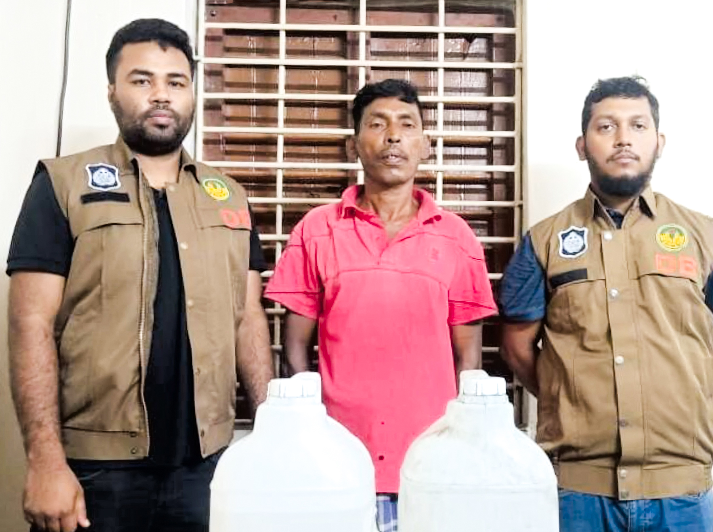 নগর ডিবির অভিযানে ১৬ লিটার চোলাই মদসহ গ্রেপ্তার ১