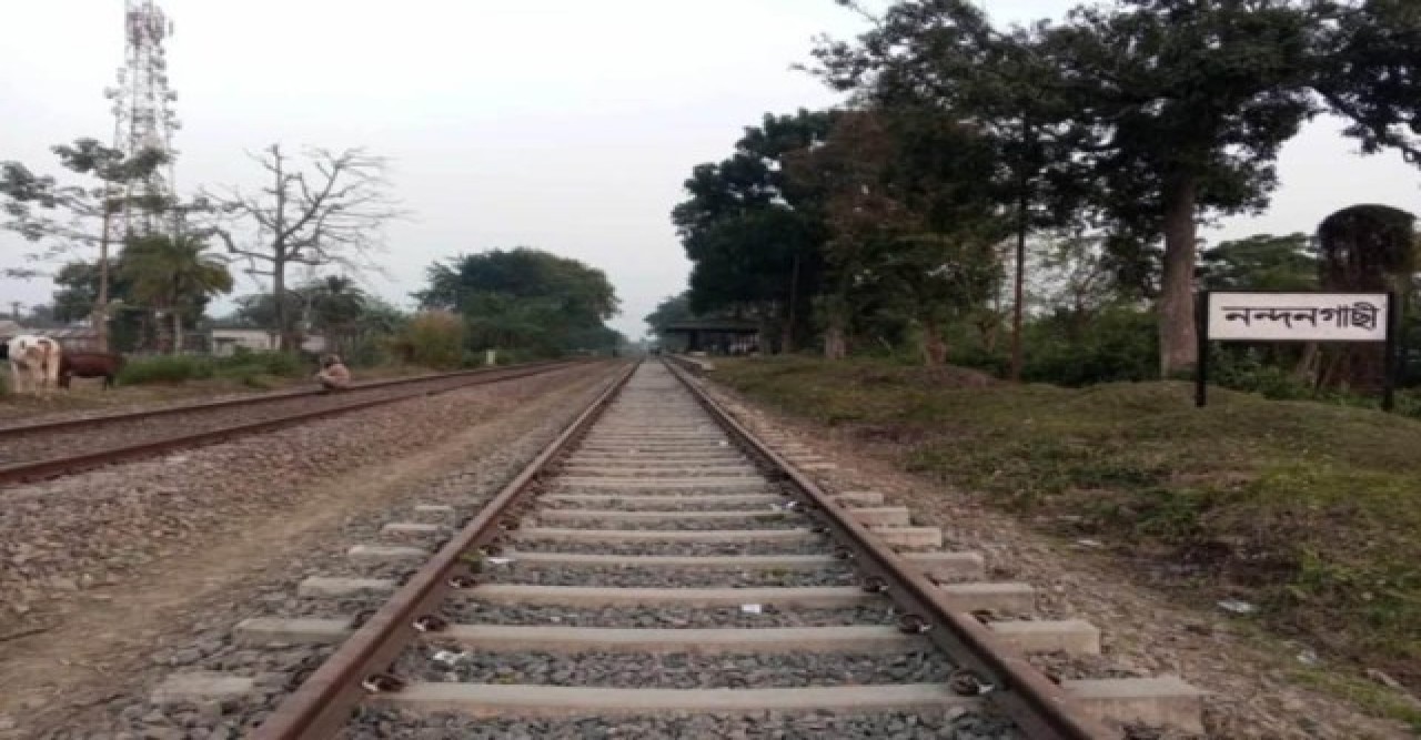 রাজশাহীর নন্দনগাছি স্টেশনে ট্রেনের যাত্রাবিরতি