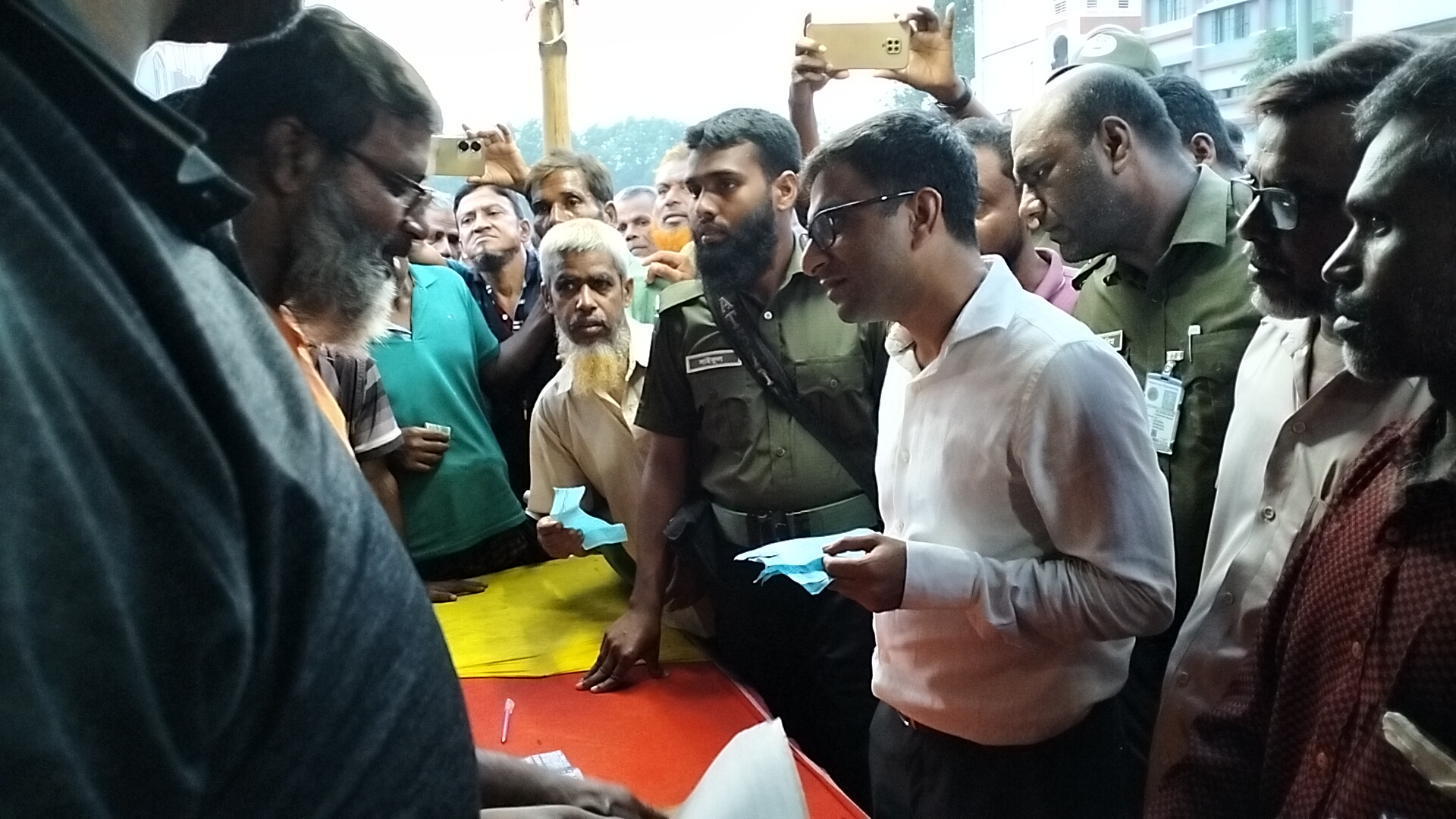 বাগমারায় কোরবানীর পশুর হাটে অতিরিক্ত খাজনা আদায়, ভ্রাম্যমান আদালতে জরিমানা
