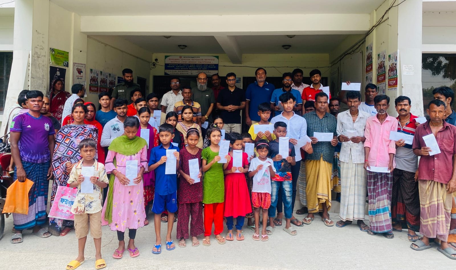 বাগমারায় ক্ষুদ্র নৃগোষ্ঠীর শিক্ষার্থীদের মাঝে উপবৃত্তির চেক বিতরণ
