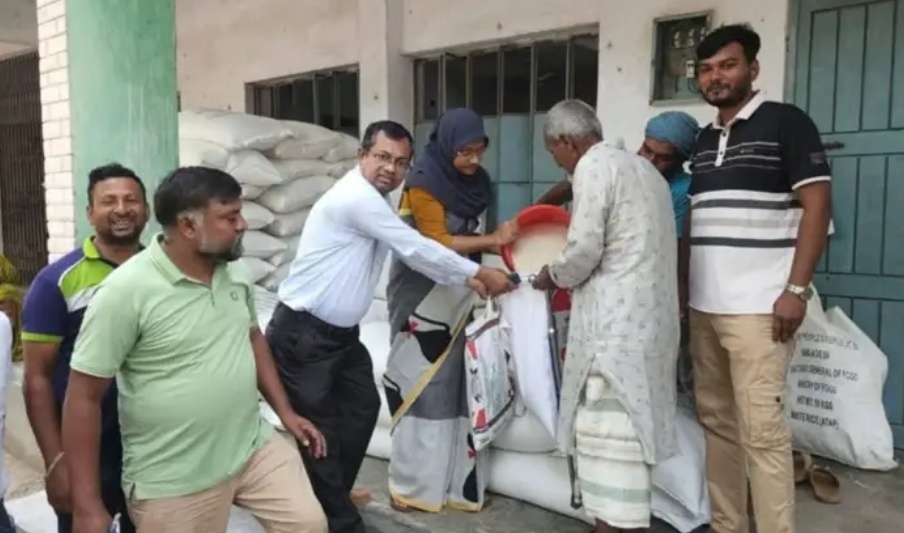 বাঘায় ১৪ হাজার ১৩০ পরিবারের মাঝে “ভিজিএফ”র চাল বিতরণ