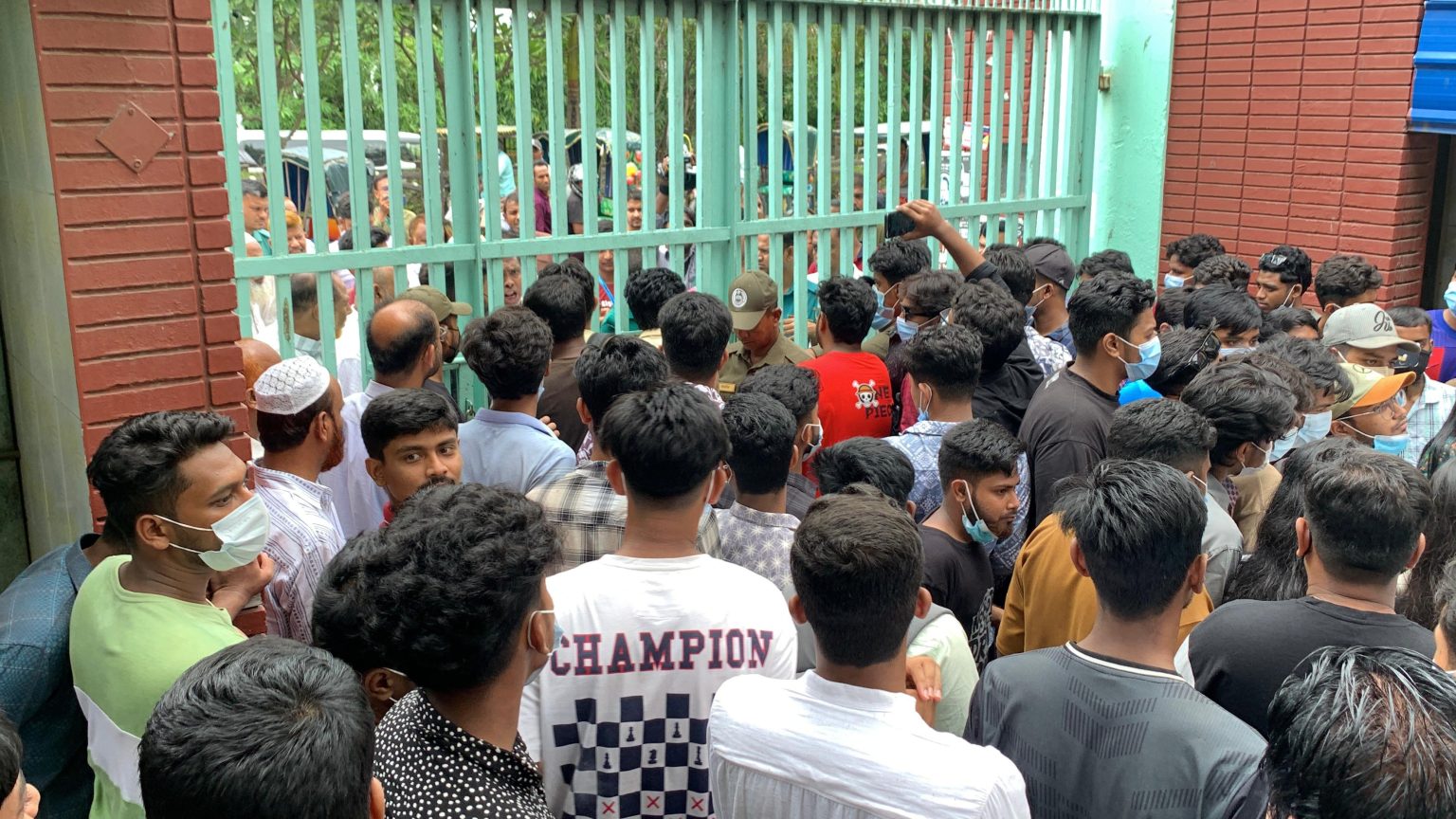 এইচএসসি পরীক্ষা পেছানোর দাবিতে শিক্ষা বোর্ডে পরীক্ষার্থীদের অবস্থান
