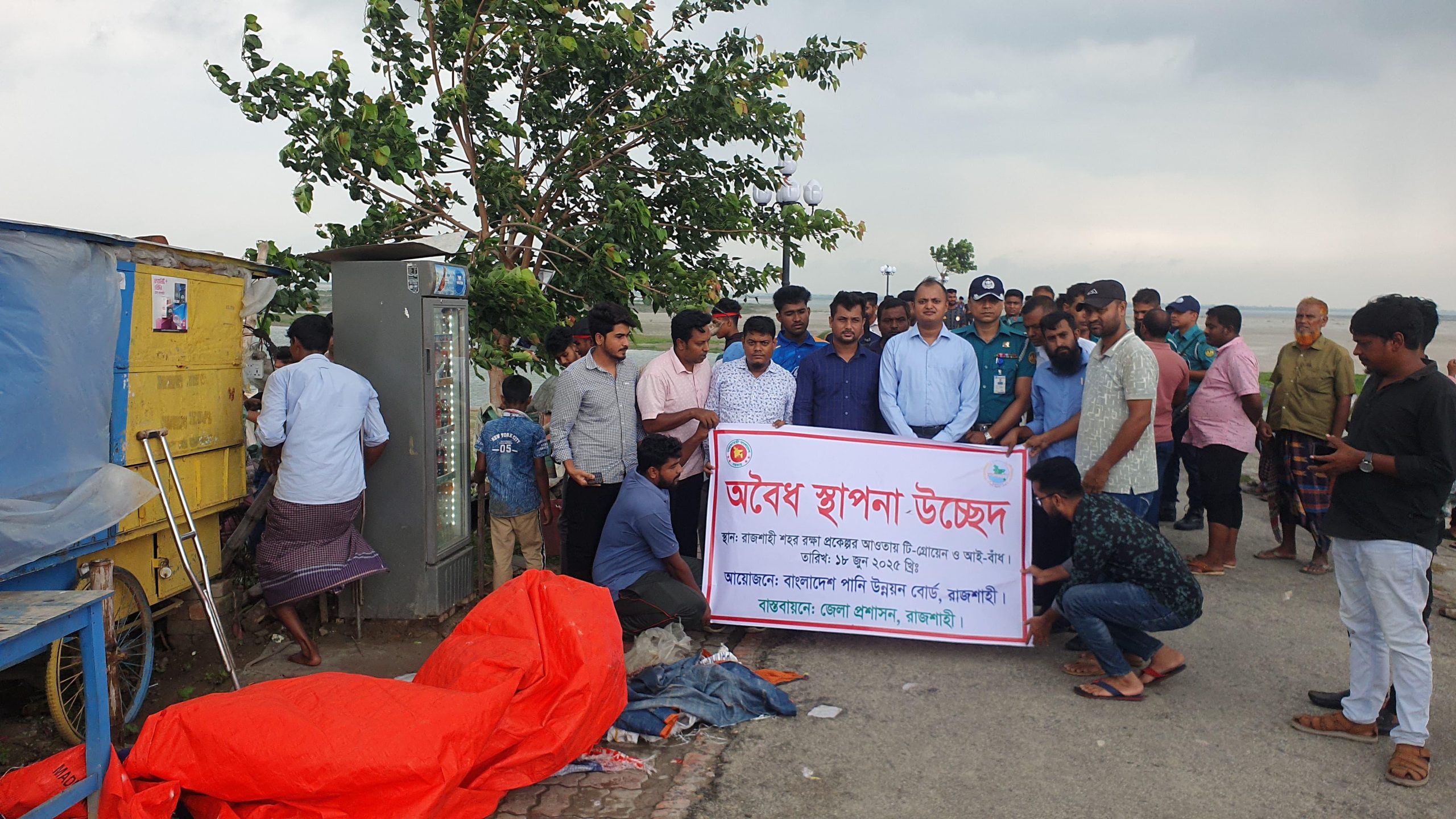 রাজশাহীর পদ্মা নদীর বাঁধ থেকে অবৈধ স্থাপনা উচ্ছেদ