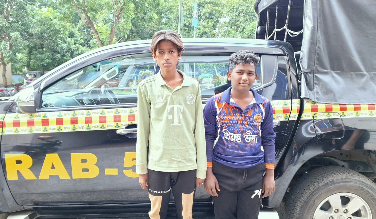 রাজশাহী সিটি পশুহাট থেকে দুই ছিনতাইকারী গ্রেপ্তার