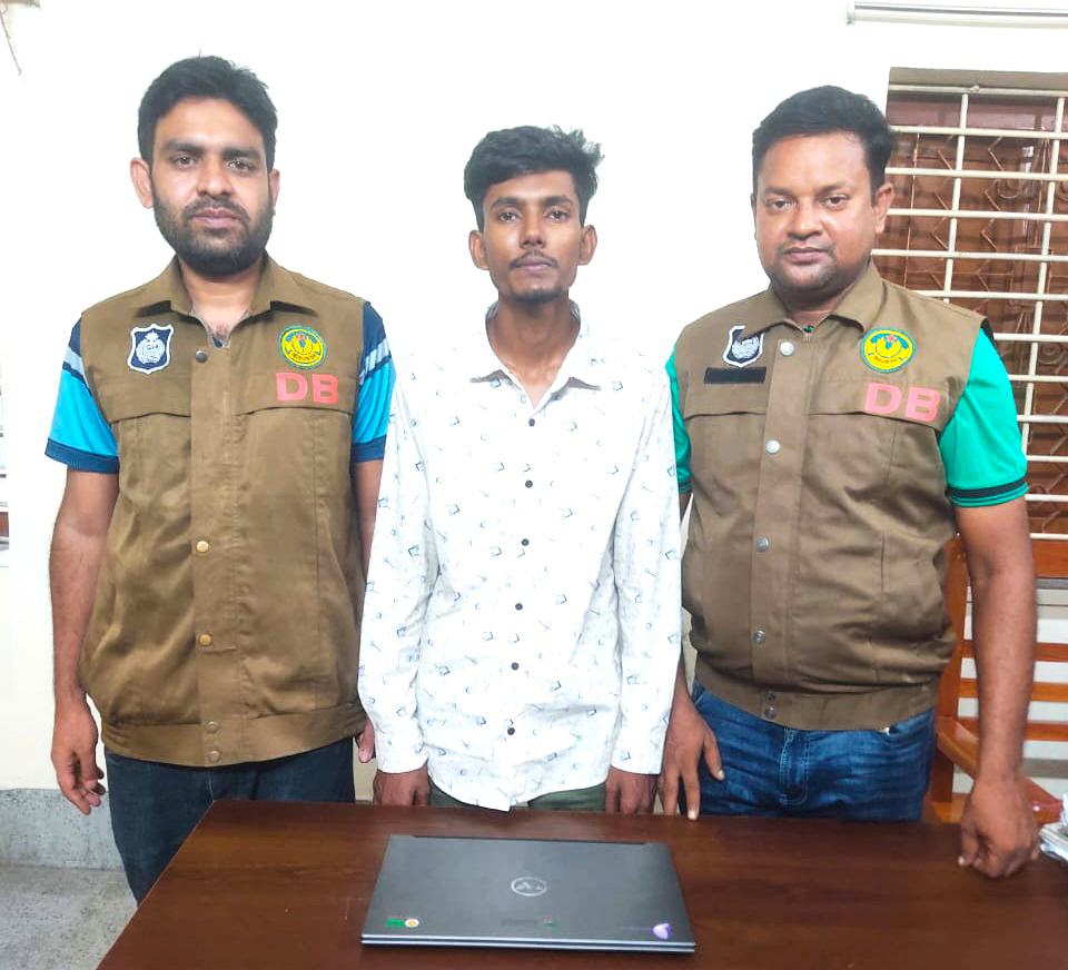 রাজশাহীতে ছিনতাইয়ের ঘটনায় ল্যাপটপসহ আরও এক আসামিকে গ্রেপ্তার
