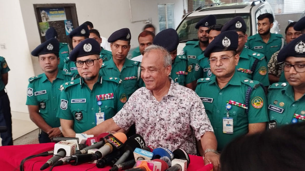 পুলিশের কেউ মামলা বাণিজ্যে জড়ালে বাড়ি পাঠিয়ে দেওয়া হবে : স্বরাষ্ট্র উপদেষ্টা