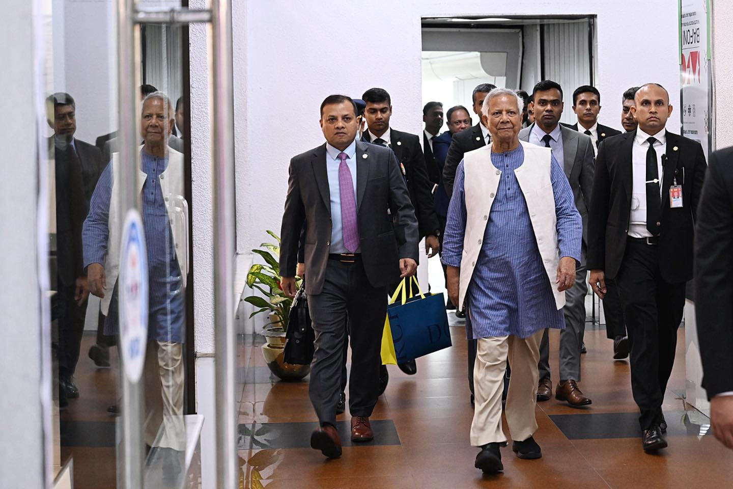 দেশে ফিরেছেন প্রধান উপদেষ্টা