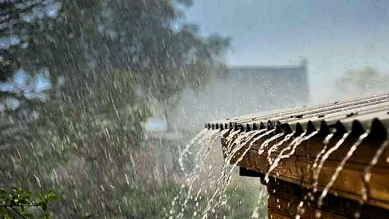 দুপুরের মধ্যে ১১ অঞ্চলে বজ্রসহ ঝড়ের আভাস