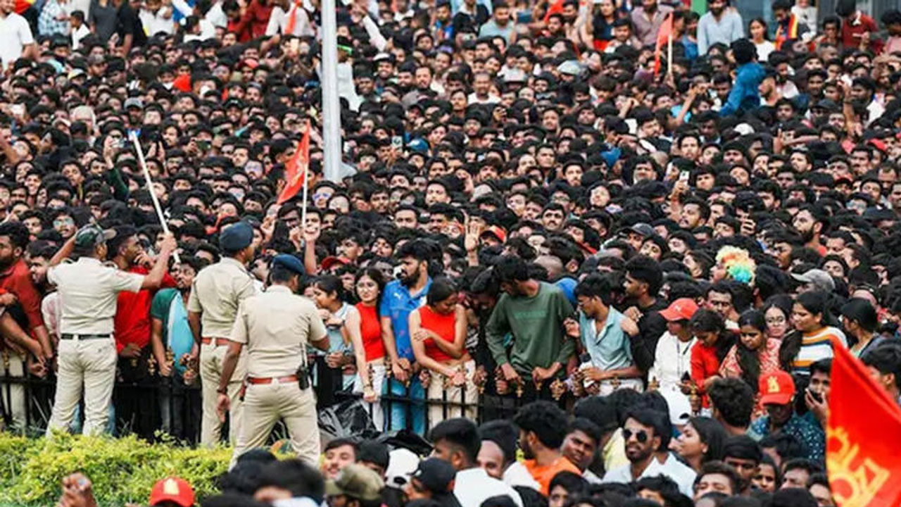 কোহলিদের রোড-শো তে ১১ মৃত্যু, যা বললেন গম্ভীর