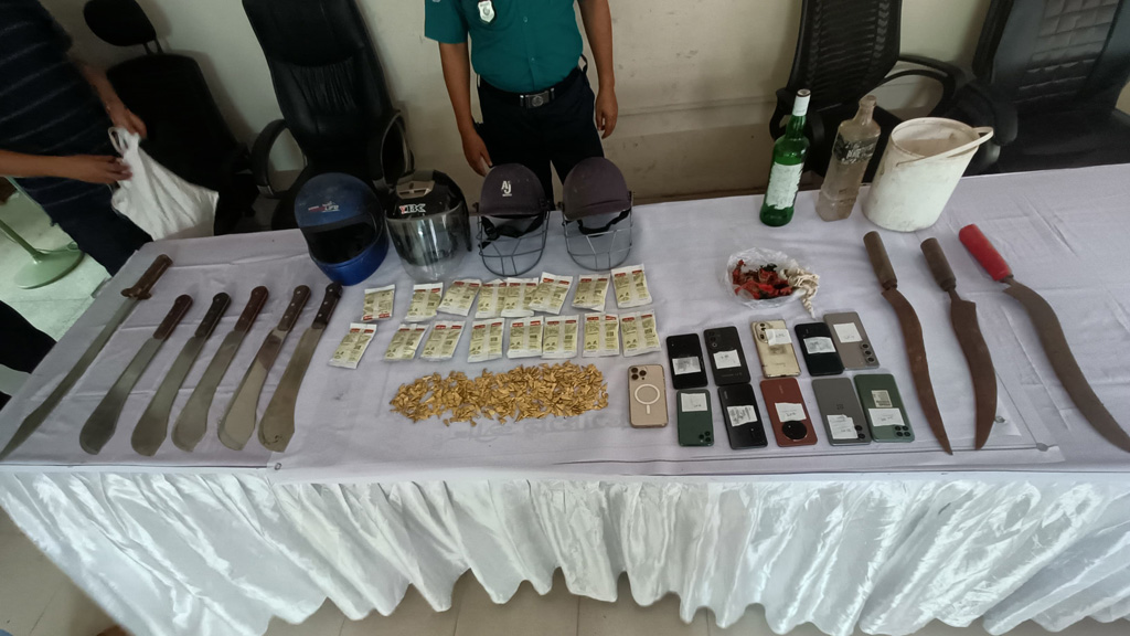 জেনিভা ক্যাম্পে অভিযানে গ্রেপ্তার ৪০, ককটেল বোমাসহ অস্ত্র উদ্ধার