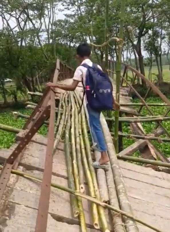 আমতলীতে ঝুঁকিপূর্ণ সেতু পার হয়ে জীবনের ঝুঁকি নিয়ে স্কুলে যাচ্ছে শিক্ষার্থীরা