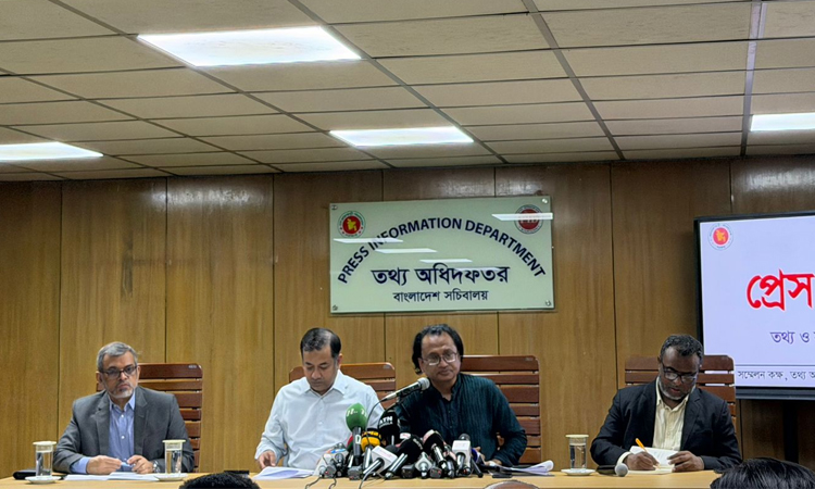 জ্বালানি তেলের পর্যাপ্ত মজুত রয়েছে; ‘প্যানিক বায়িং’ থেকে বিরত থাকার আহ্বান তথ্য উপদেষ্টার