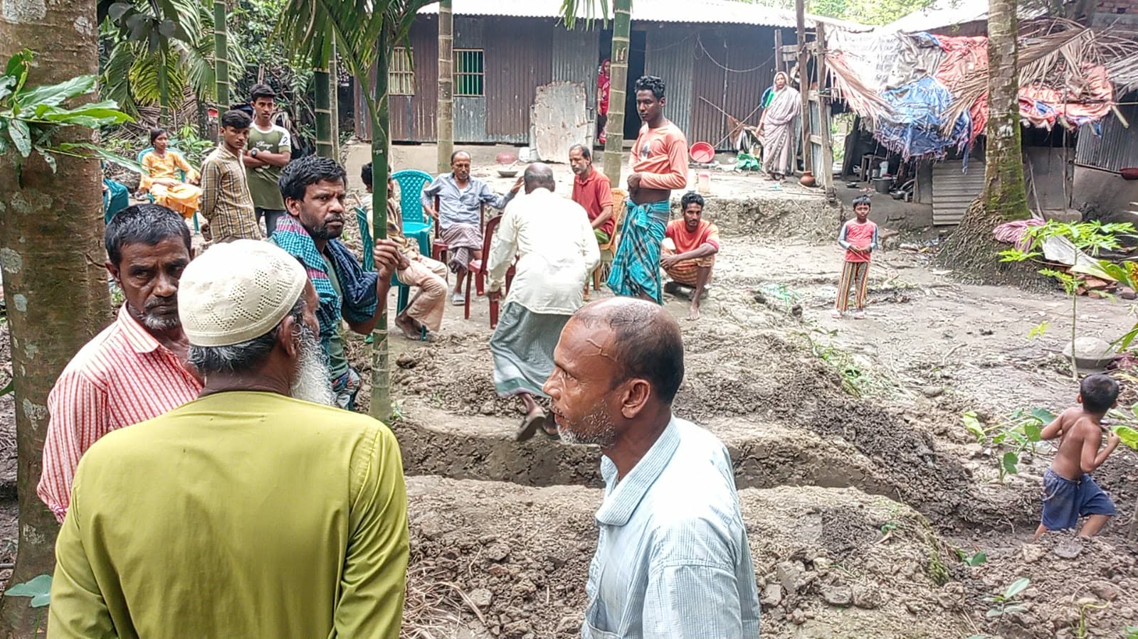 আমতলীতে চলাচলের রাস্তা কেটে গোয়ালঘর নির্মাণের অভিযোগ, পুলিশের হস্তক্ষেপে কাজ বন্ধ