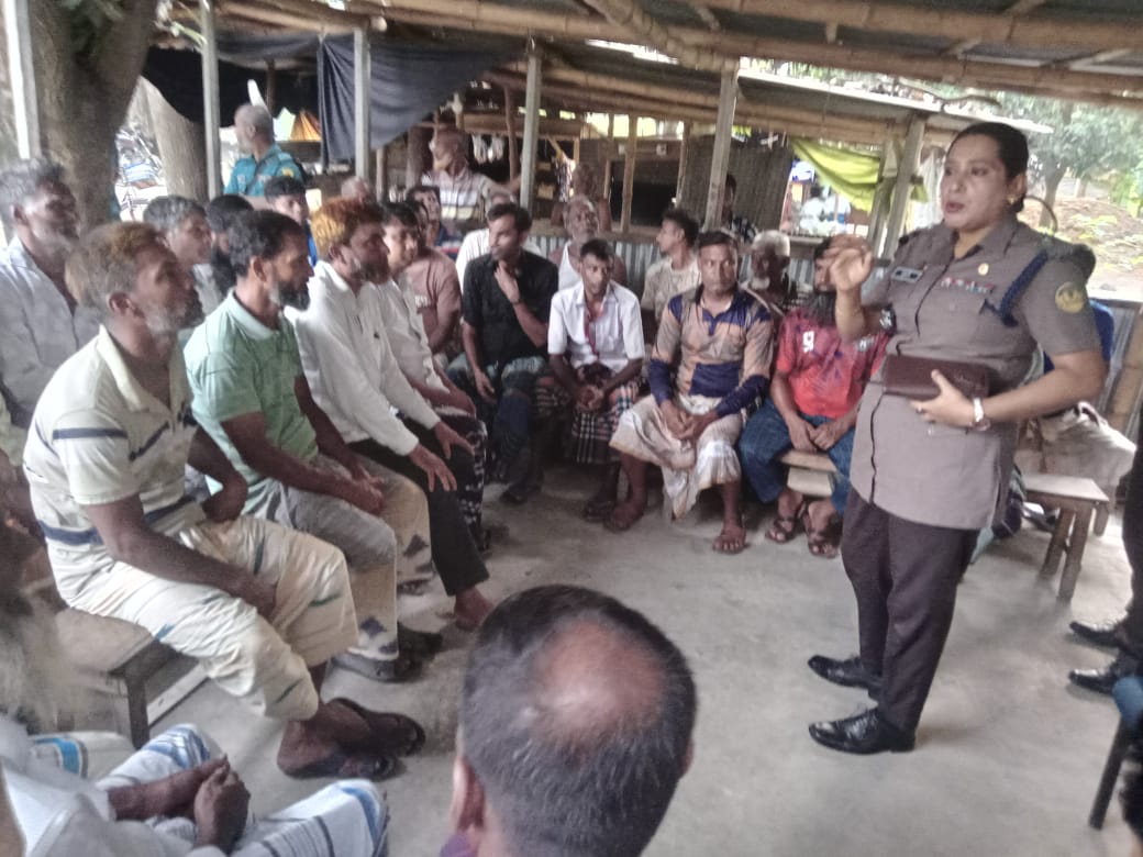 রাজশাহী মহানগরীর এয়ারপোর্ট থানার অফিসার ইনচার্জ মাসুমা মুস্তারী স্থানীয় লোকদের সাথে বিট মিটিং ও মত বিনিময় করেন।