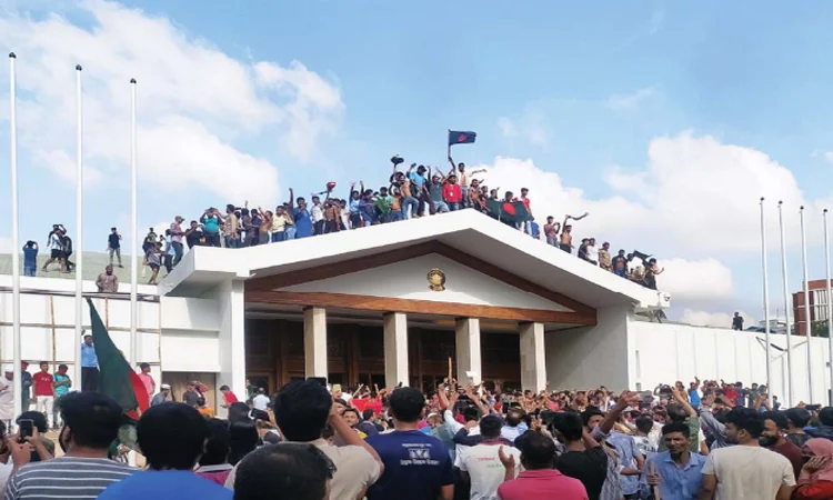 প্রবল গণপ্রতিরোধের মুখে চব্বিশের ৫ আগস্ট হাসিনার স্বৈরশাসন থেকে মুক্ত হয় বাংলাদেশ